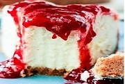 Cheesecake com calda de frutas vermelhas