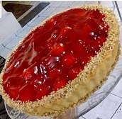 Cheesecake inteiro com cobertura de morango