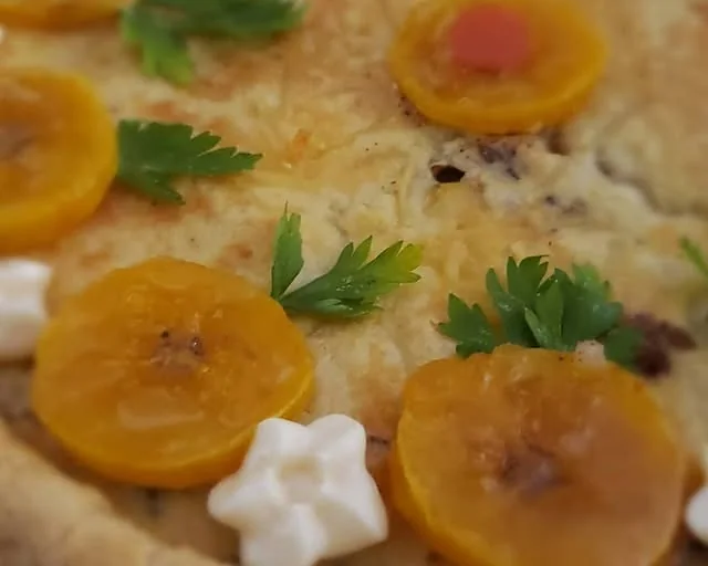 Torta de banana da terra caramelada decorada com salsinha