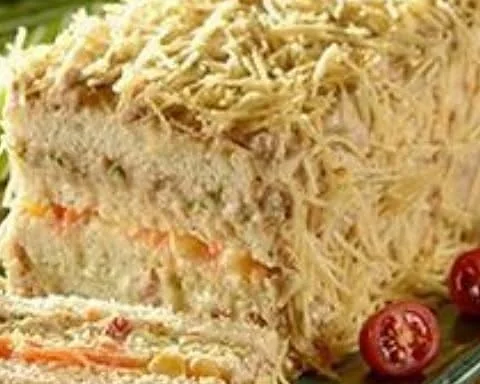 Torta de pão de sanduíche em camadas coberta com batata palha