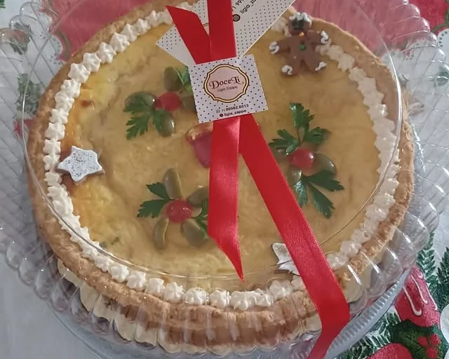 Torta salgada embalada com laço vermelho e a etiqueta da DoceLi