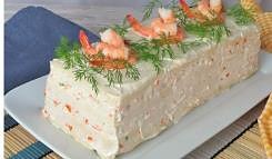 Torta de pão de sanduíche decorada com camarões