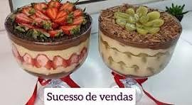 Pavês servidos em taças com morangos e uvas