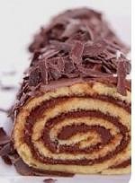 Fatia de rocambole de chocolate com raspas