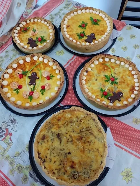 Cinco tortas salgadas decoradas lado a lado sobre a mesa