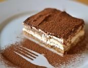 Fatia de tiramissù polvilhada com cacau