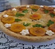 Torta salgada decorada com rodelas de banana