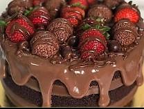 Torta de chocolate com calda e morangos