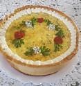 Torta salgada coberta com creme de ovos